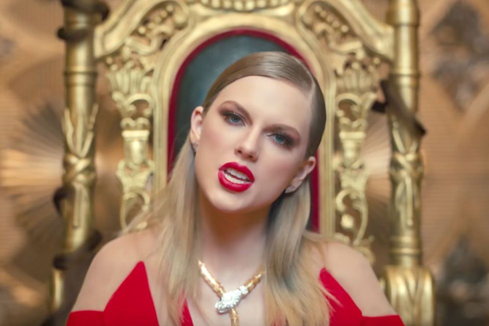 <p>Taylor wore what all snake queens wear when they're surrounded by family: raspberry-red lipstick<span class="redactor-invisible-space" data-verified="redactor" data-redactor-tag="span" data-redactor-class="redactor-invisible-space"></span> and a deeply sleek side part.</p>
