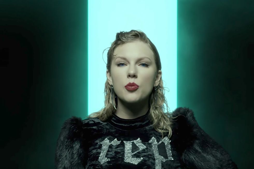 <p>New, reinvented Taylor doesn't have time to dry her hair or fuss with&nbsp;smokey eyeshadow and shiny lips—she has Taylors to destroy!&nbsp;Here, we see pared-down Taylor, with some of the most neutral makeup in the video.&nbsp;</p>