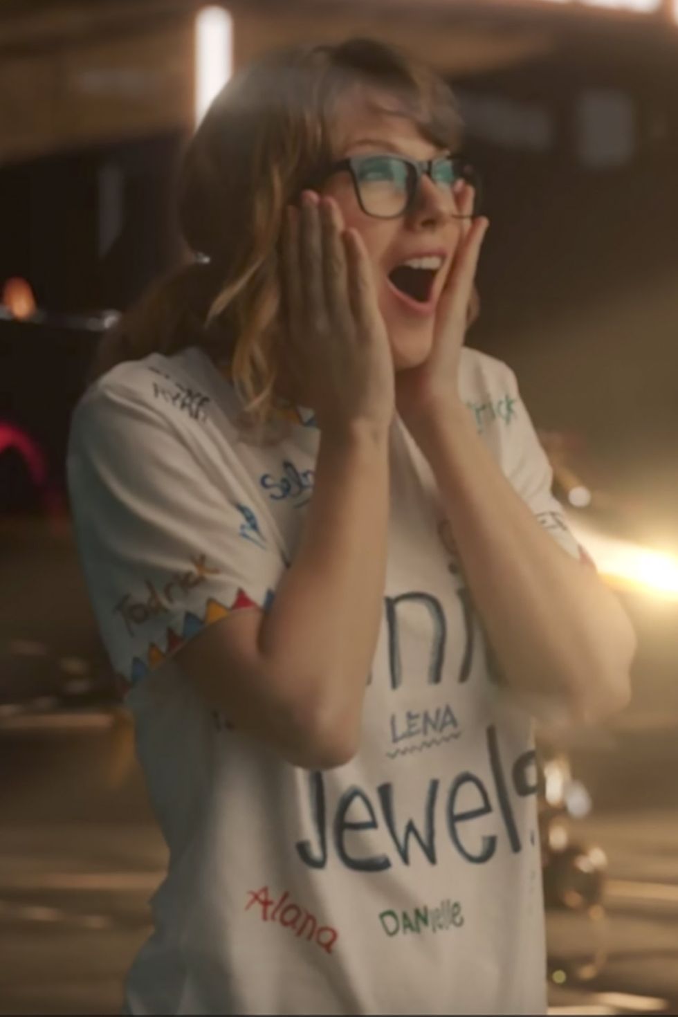 <p>Wearing a shirt filled with the <a href="http://www.marieclaire.com/celebrity/news/a29052/taylor-swift-squad-members-look-what-you-made-me-do-shirt/" data-tracking-id="recirc-text-link">names of her current squad</a>, Taylor goes for the no-makeup makeup look, showing the world&nbsp;what her bare lips actually look like IRL.</p>