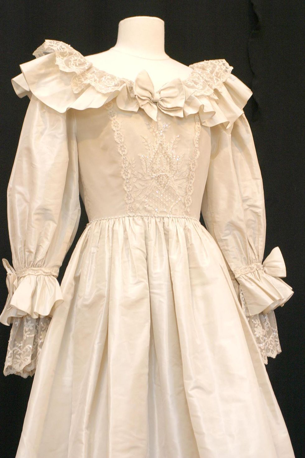 Clothing, Dress, White, Victorian fashion, Ruffle, Gown, Fashion, Sleeve, Day dress, Bridal party dress, 