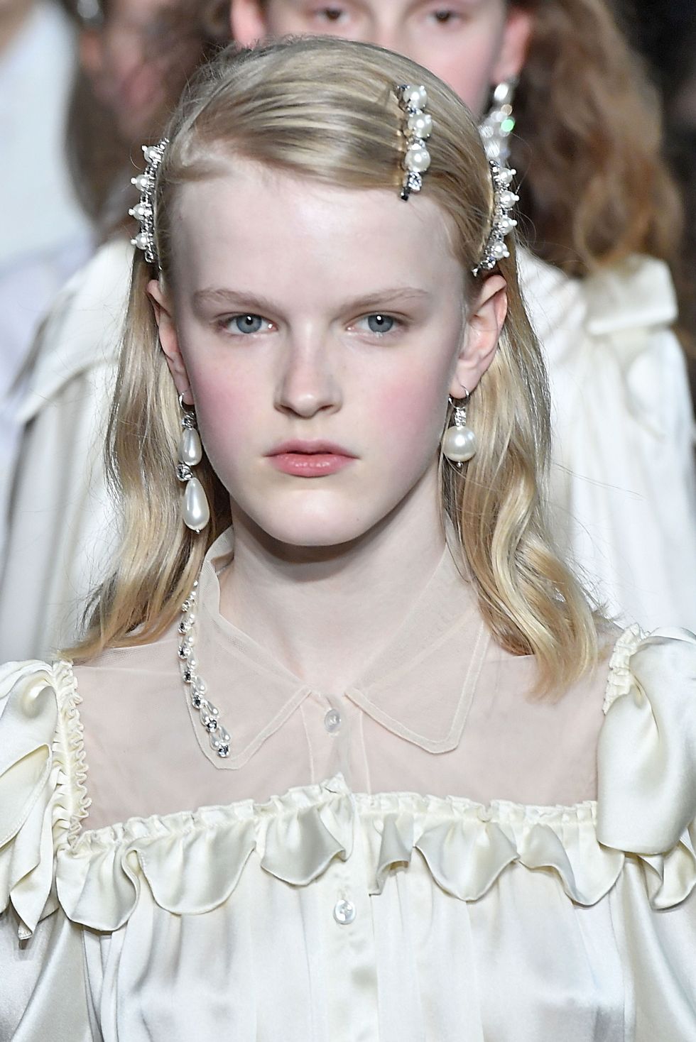<p>And like the previous slide but more extra, this look takes a three-prong approach to defining and bringing light to&nbsp;the face: one pearl barrette at the arch, and two more at the ends of the brows. Add blush, and <a href="http://www.marieclaire.com/beauty/news/a13883/skin-perfecting-techniques-art-history/" target="_blank" data-tracking-id="recirc-text-link">you're a lit-from-within Renaissance figure</a>.&nbsp;</p>