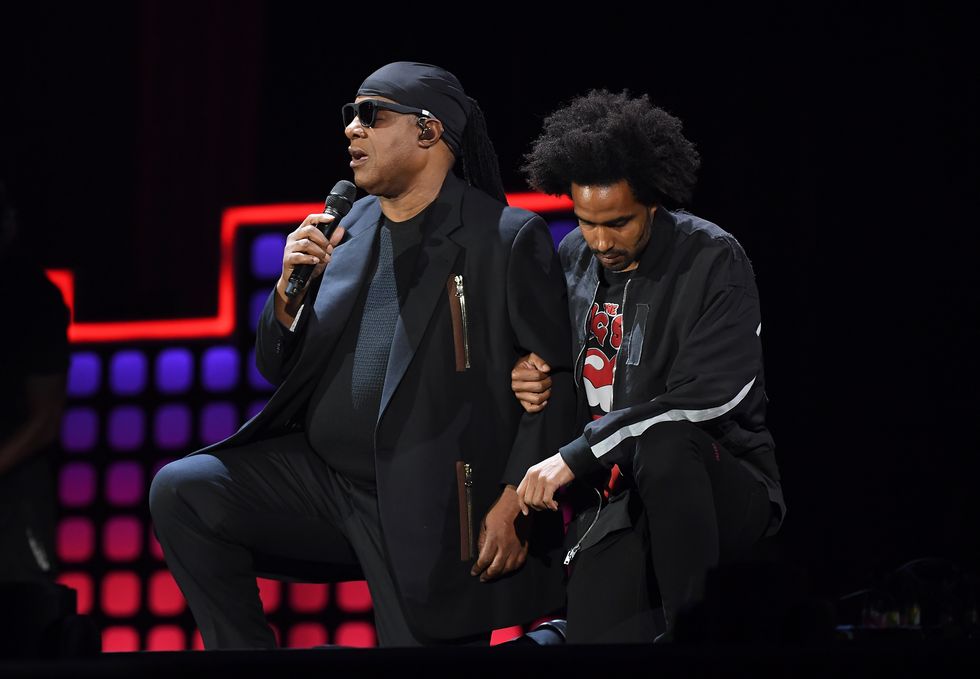 Stevie Wonder take a knee at concert protest donald trump