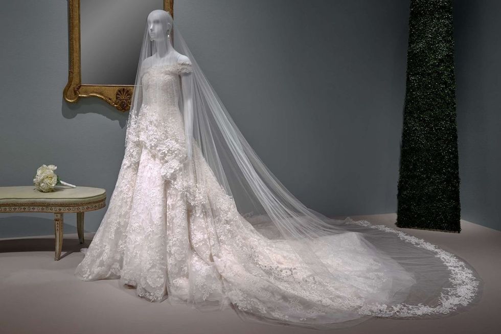 Bridal accessory, Dress, Gown, Wedding dress, Clothing, Bridal veil, Bridal party dress, Shoulder, Bride, Bridal clothing, 