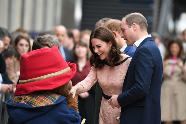 Kate Middleton se setkává s medvídkem Paddingtonem