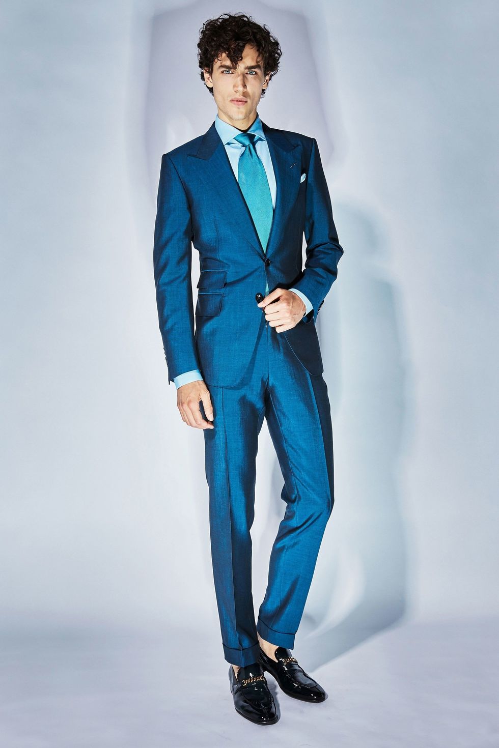 Suit, Clothing, Blue, Formal wear, Fashion model, Tuxedo, Fashion, Standing, Electric blue, Outerwear, 