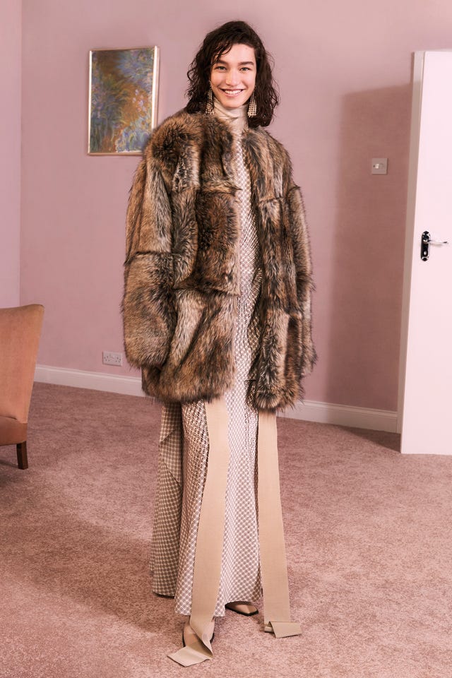 Clothing, Fur, Fur clothing, Fashion, Fashion model, Outerwear, Textile, Long hair, Haute couture, Coat, 