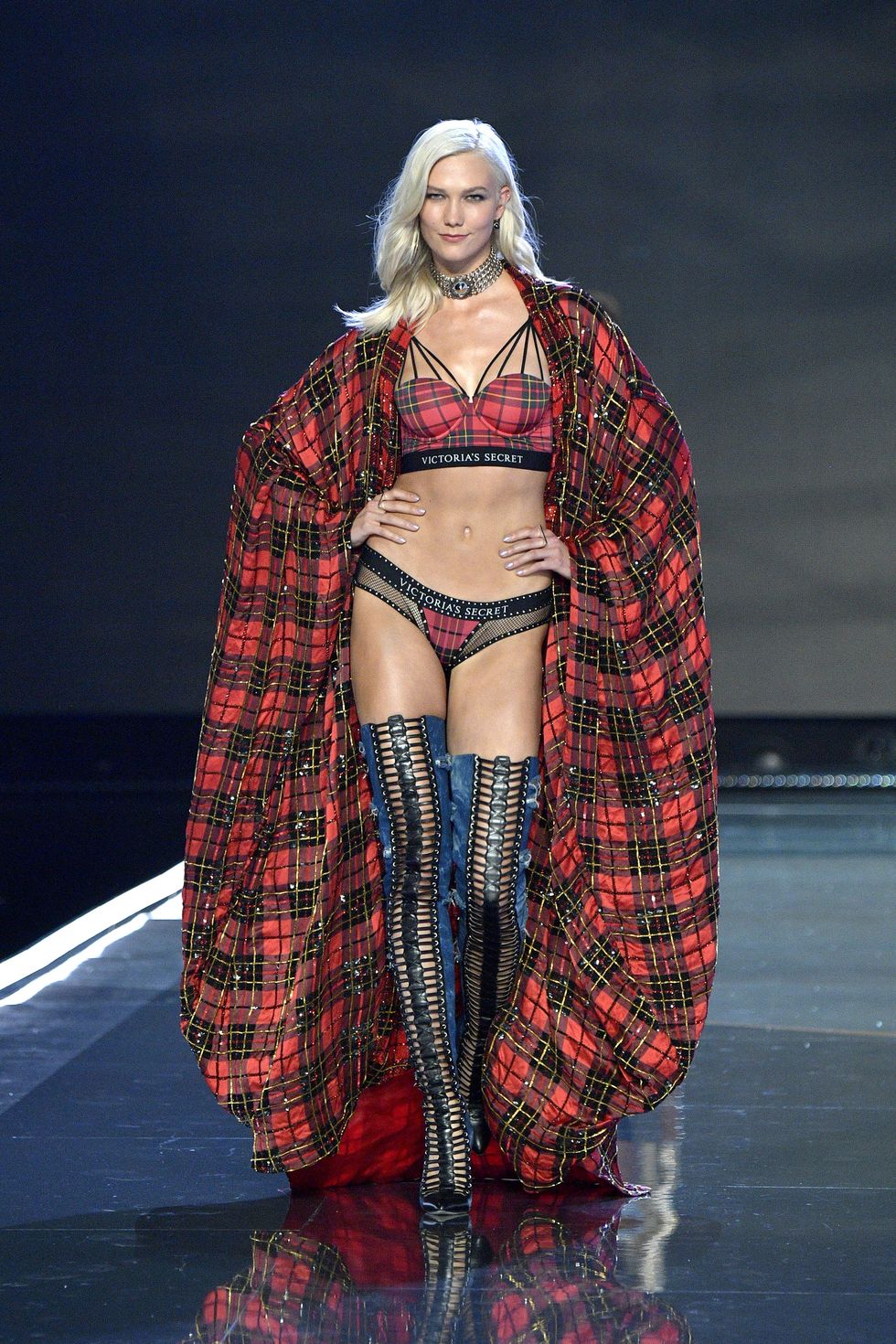 Fashion, Clothing, Tartan, Pattern, Fashion model, Runway, Blond, Beauty, Fashion show, Thigh, 