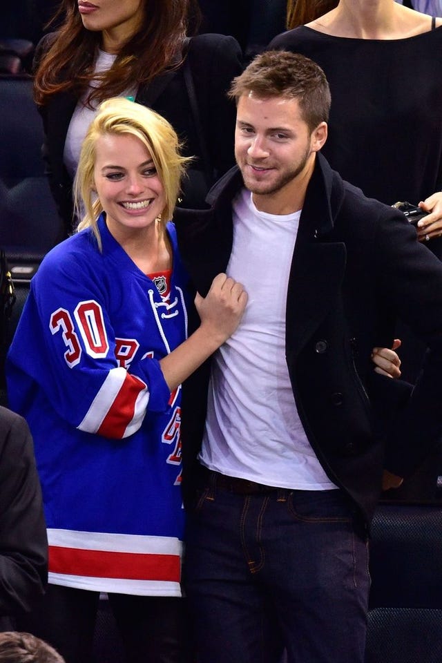 Hairstyle, Facial expression, Jersey, Denim, Sports jersey, Blazer, Blond, Long hair, Brown hair, Belt, 