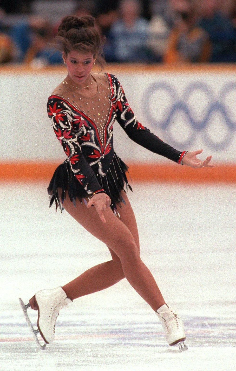 Human leg, Joint, Ice skate, Knee, Thigh, Sports, Youth, Trunk, Competition, Waist, 