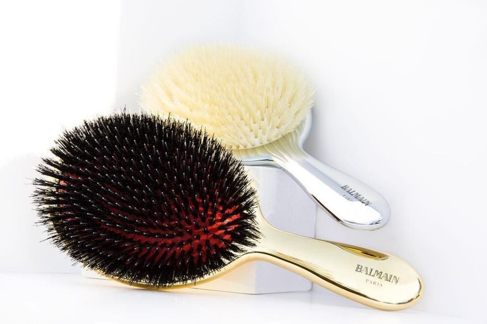 Brush, Carmine, Beige, Kitchen utensil, Coquelicot, Natural material, Makeup brushes, Cosmetics, Cutlery, Personal care, 