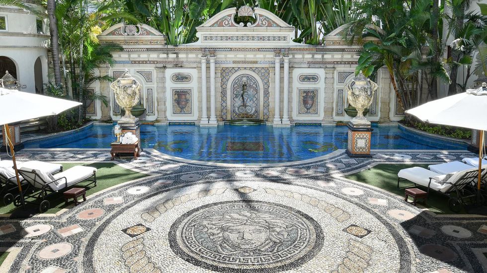 Circle, Garden, Symmetry, Water feature, Courtyard, Palace, Classical architecture, Palm tree, Estate, Cobblestone, 