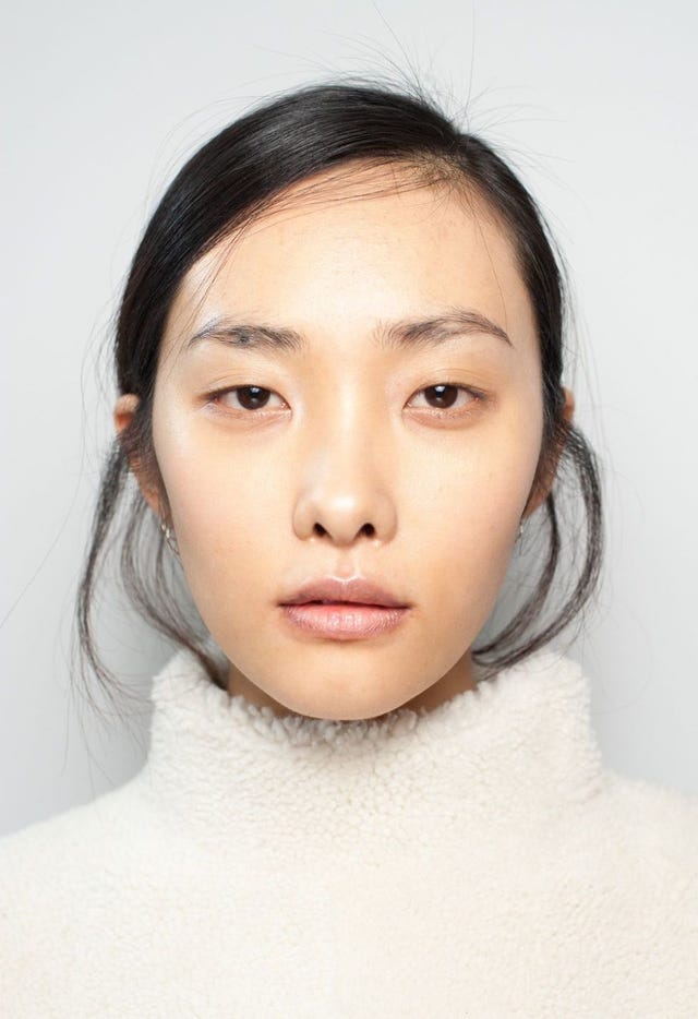 Model backstage op 1205 Fashion Week Show