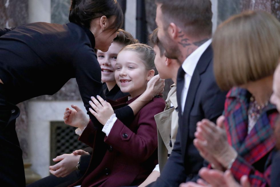 Hair, Head, Finger, People, Hand, Interaction, Suit, Tie, Thumb, Gesture, 