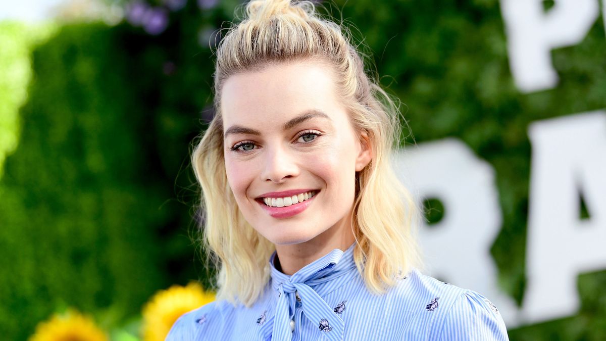 preview for Babylon’s Margot Robbie And Diego Calva On Peanut M&Ms, 'Love Island' And Tequila With Tarantino