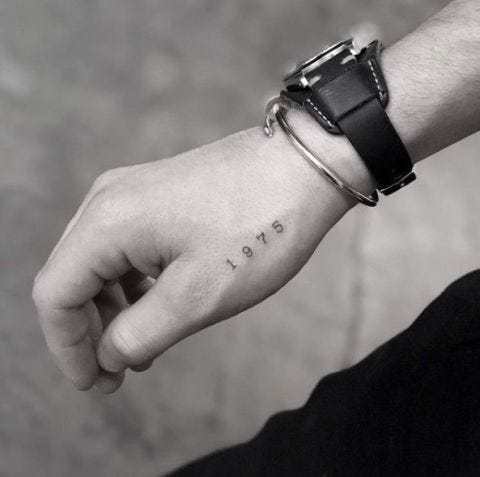 tato para artis Tato berukuran besar di bahu kiri bagian atas adalah tribut Brooklyn untuk ibunda tercinta, Victoria Beckham.