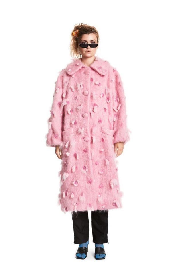 Sleeve, Textile, Standing, Pink, Magenta, Style, Street fashion, Fashion, Sunglasses, Fur, 