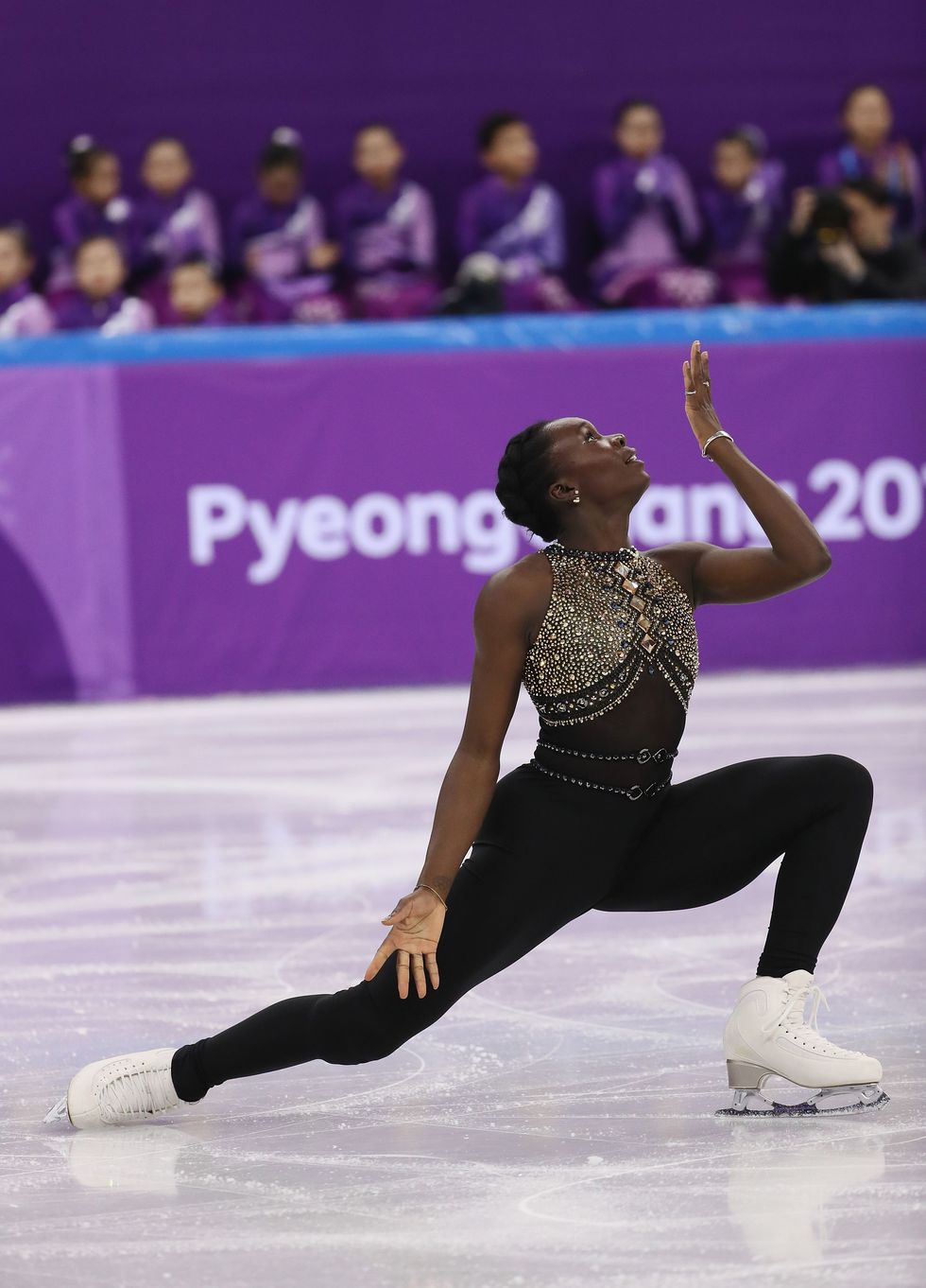Ice skate, Human leg, Sportswear, Performing arts, Purple, Competition event, Dancer, Knee, Thigh, Field house, 