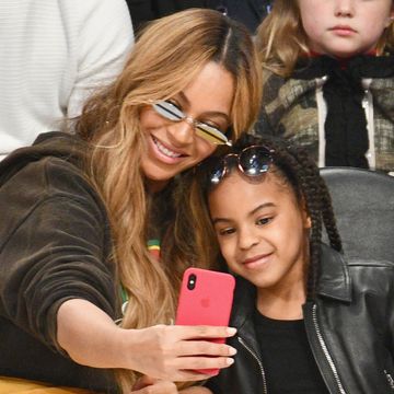 beyonce taking a selfie with eldest daughter blue ivy