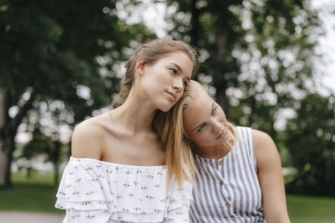 two young women close friendship
