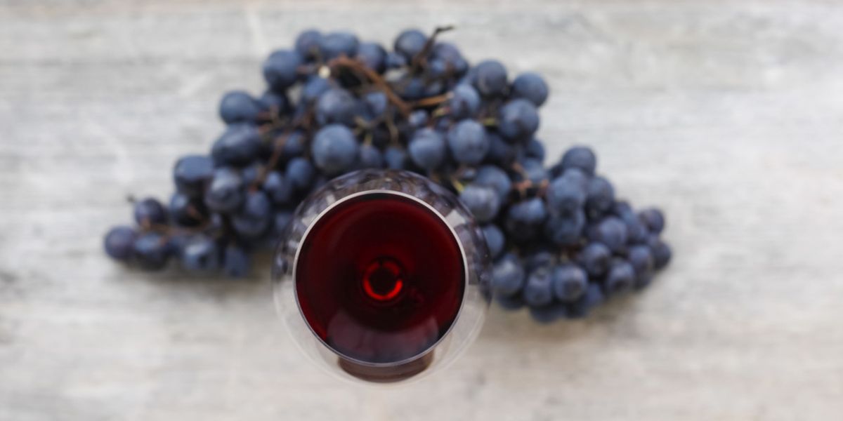 Acht Wonderbaarlijk verlegen 7 voordelen van rode wijn