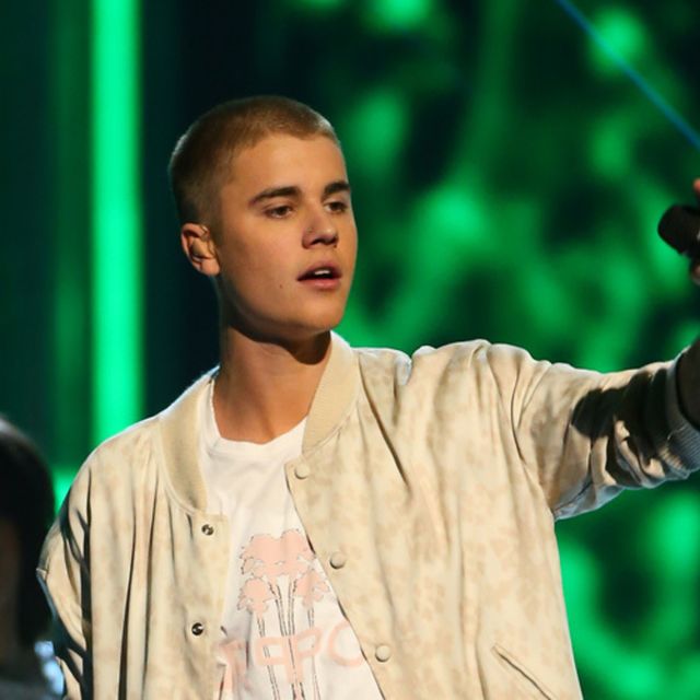 Waarom-blijft-Justin-Bieber-maar-vallen-op-het-podium