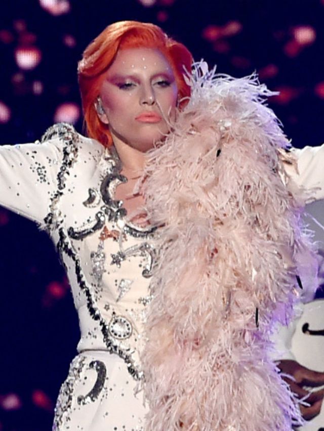 Lady-Gaga-deed-een-ode-aan-David-Bowie-tijdens-de-Grammy-s-en-fans-werden-WILD