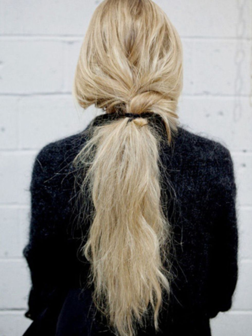 Hairstyle, Textile, Style, Neck, Blond, Black, Long hair, Street fashion, Brown hair, Liver, 