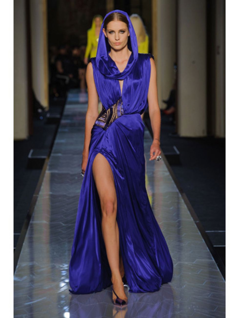 Blue, Hairstyle, Shoulder, Dress, Fashion show, Purple, Style, One-piece garment, Formal wear, Runway, 