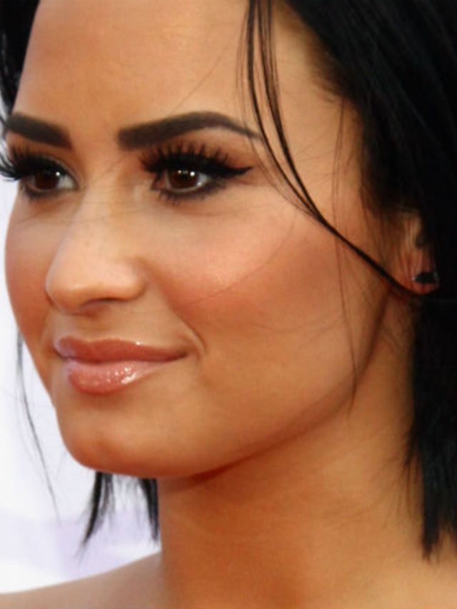 Demi-Lovato-poseert-HELEMAAL-naakt-en-zonder-make-up-en-photoshop