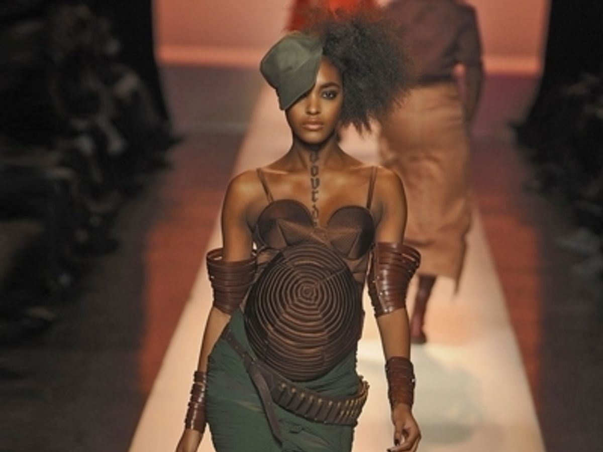 Jourdan Dunn zwanger op catwalk