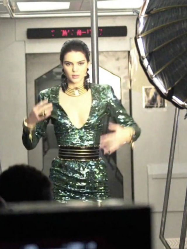 Zien-Kendall-Jenner-danst-en-twerkt-in-een-nieuwe-video-voor-Balmain-x-H-M