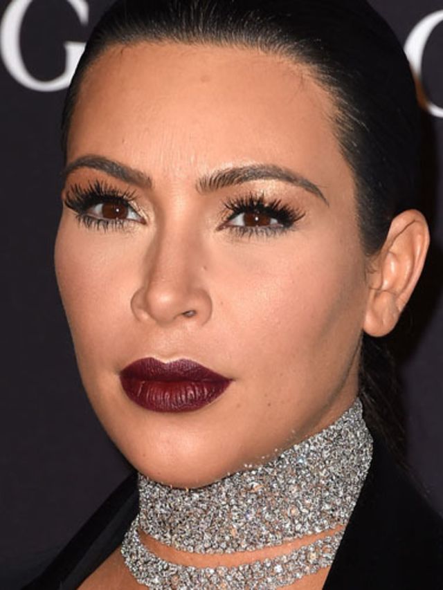 Kim-Kardashian-hult-haar-babybuik-in-doorschijnend-kant