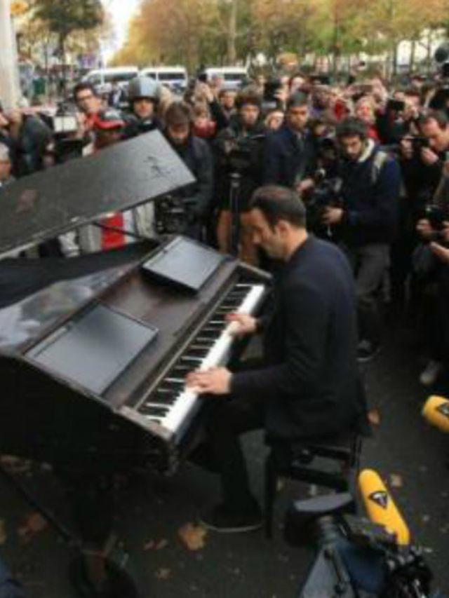 Zien-een-pianist-speelt-John-Lennons-Imagine-voor-Bataclan-in-Parijs
