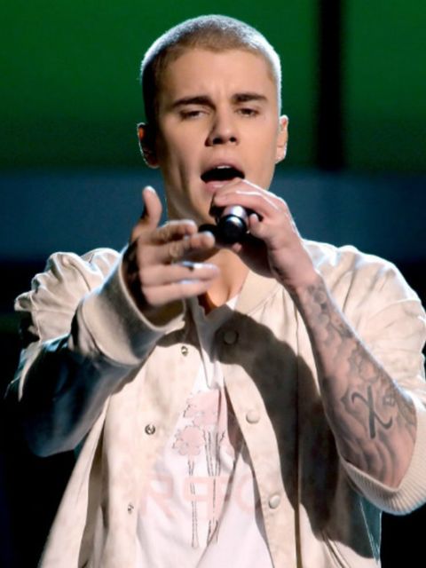 Prestigieus actrice Probleem Kijk hoe Justin Bieber in een wel héle strakke broek optreedt tijdens de  Billboard Music Awards