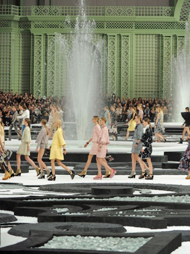 Karl-Lagerfeld-showt-in-tuinen-Versailles