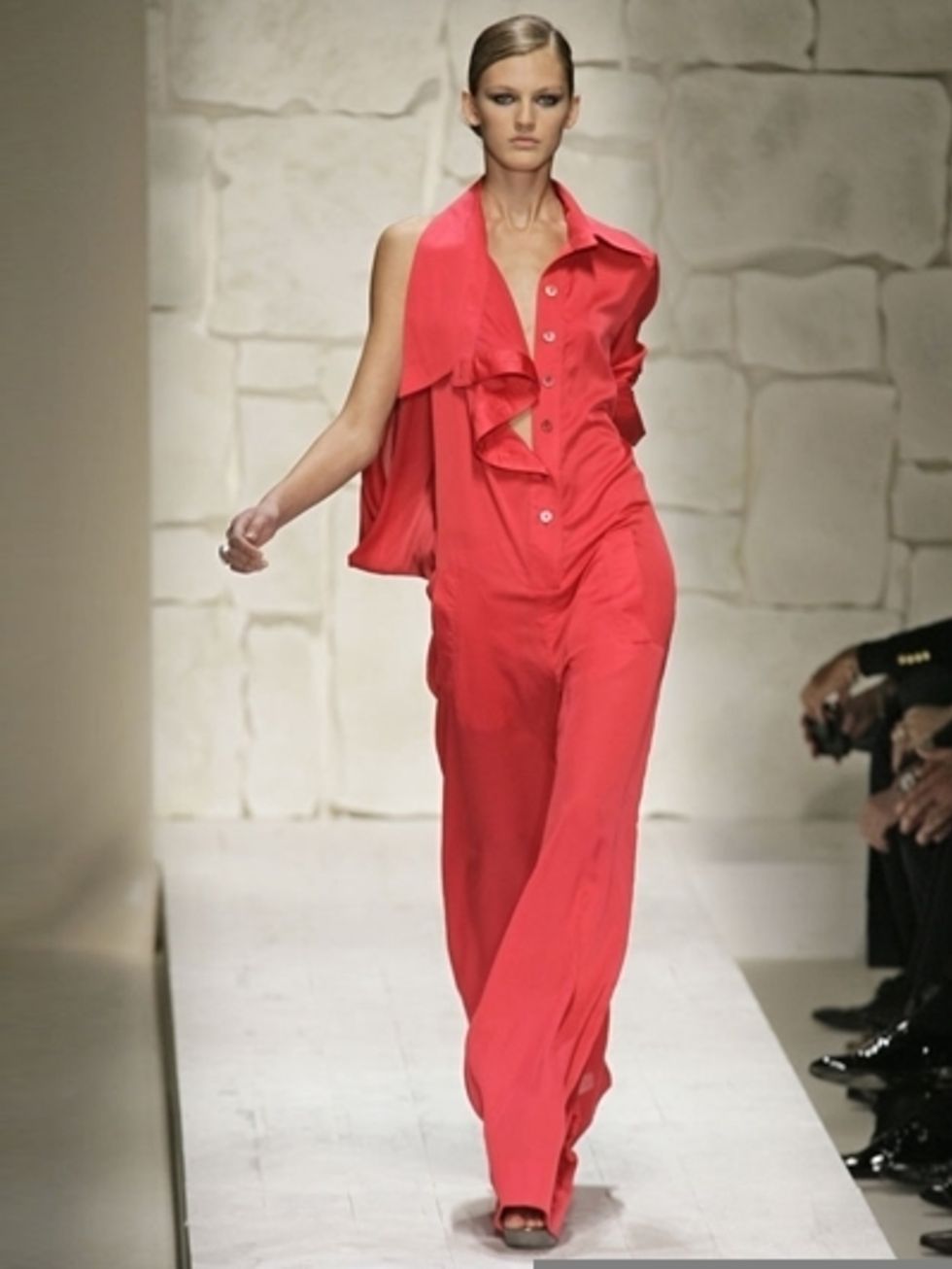 Sleeve, Shoulder, Joint, Red, Style, Fashion model, Fashion show, Formal wear, Fashion, Neck, 