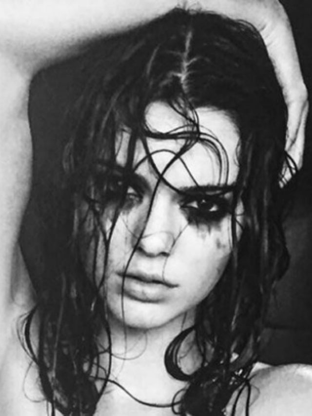 Kendall-Jenner-poseert-topless-onder-de-douche