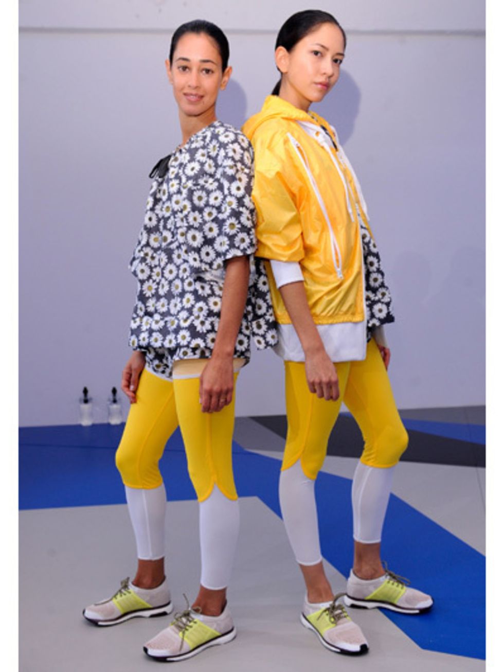 Footwear, Yellow, Sleeve, Trousers, Human leg, Knee, Fashion, Thigh, Sneakers, Electric blue, 