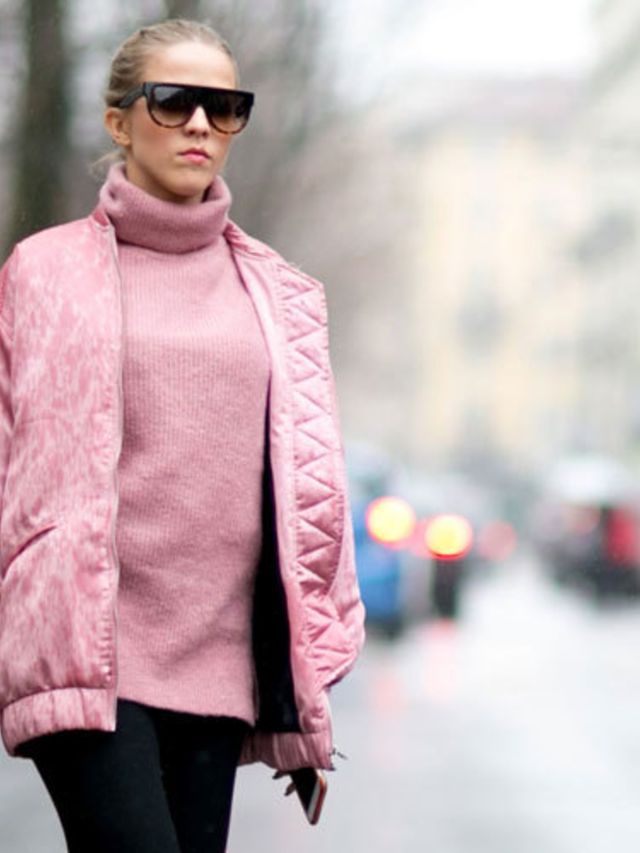 Volop-gespot-tijdens-fashion-week-roze-jassen