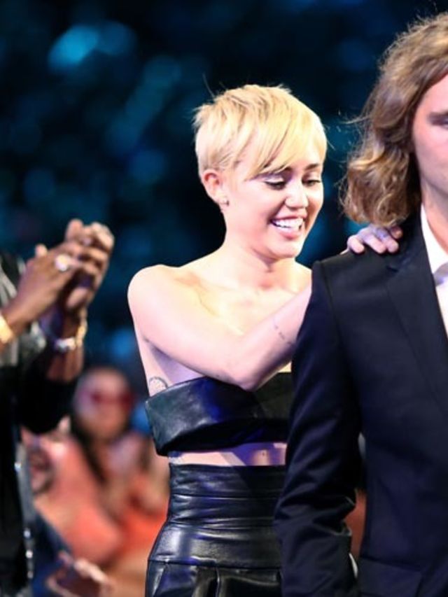 Miley-Cyrus-gaat-de-VMA-s-presenteren-DIT-waren-haar-opmerkelijkste-VMA-momenten