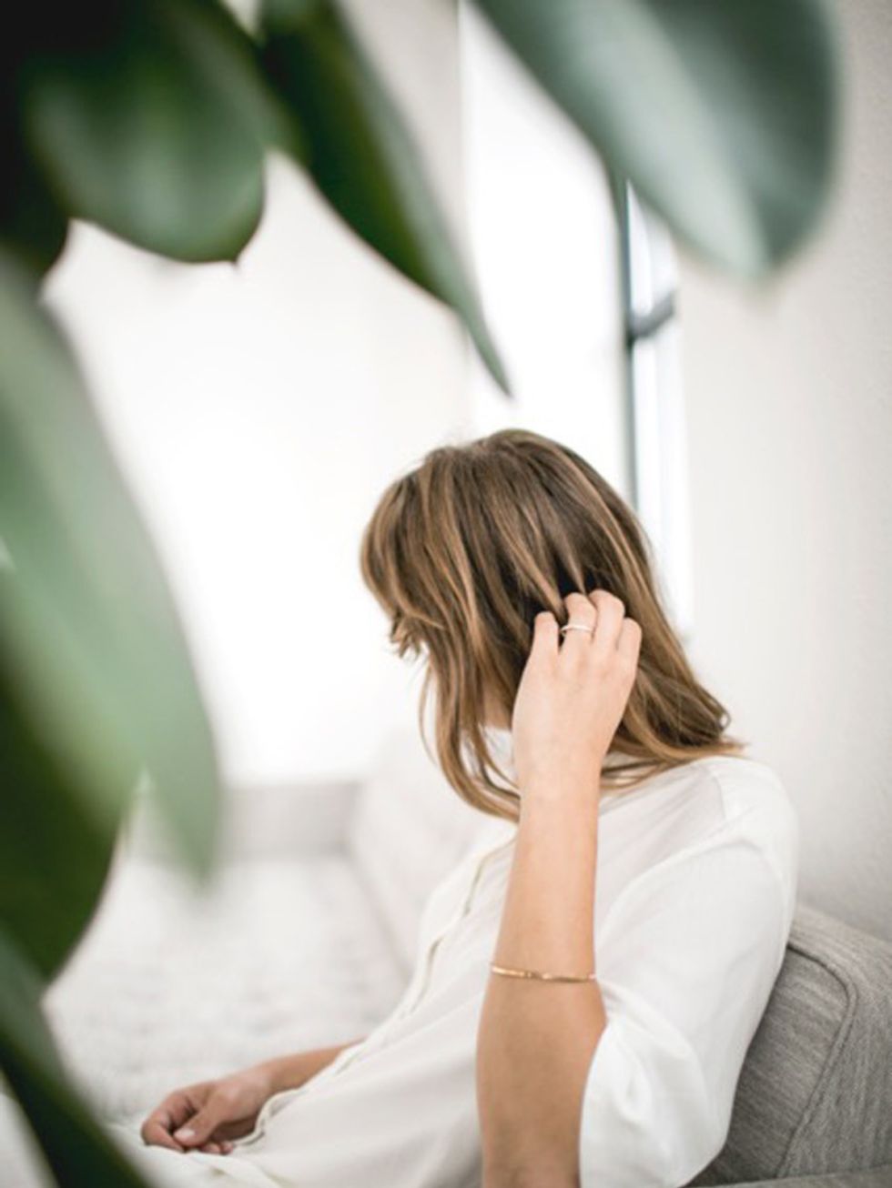 Finger, Comfort, Shoulder, Elbow, Hand, Sitting, Long hair, Blond, Brown hair, Plant stem, 