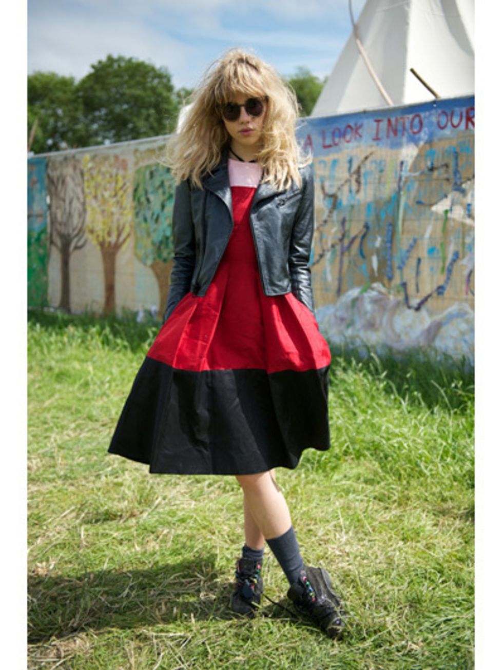 Clothing, Green, Sleeve, Textile, Outerwear, Style, Sunglasses, Street fashion, Jacket, Blond, 