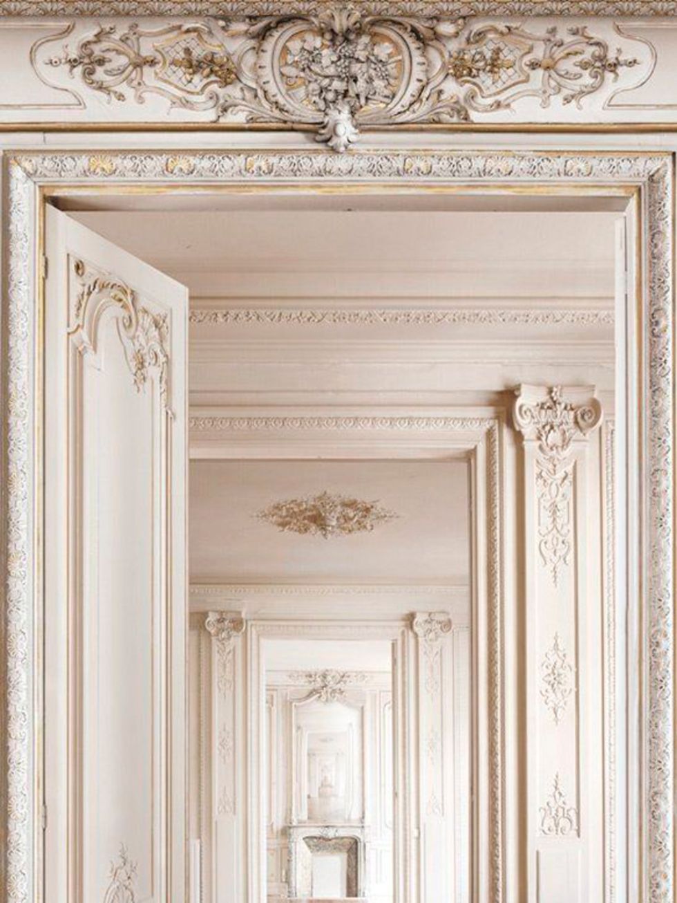 Ceiling, Molding, Carving, Classical architecture, Symmetry, Home door, Building material, Creative arts, Ornament, 