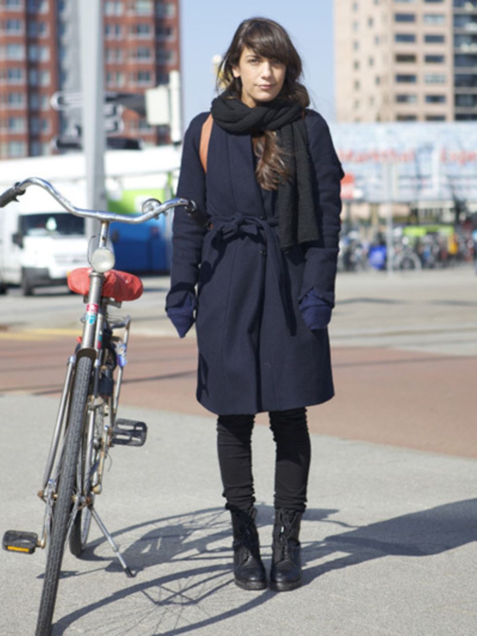 Textile, Outerwear, Boot, Coat, Bicycle frame, Style, Street fashion, Bicycle tire, Jacket, Winter, 