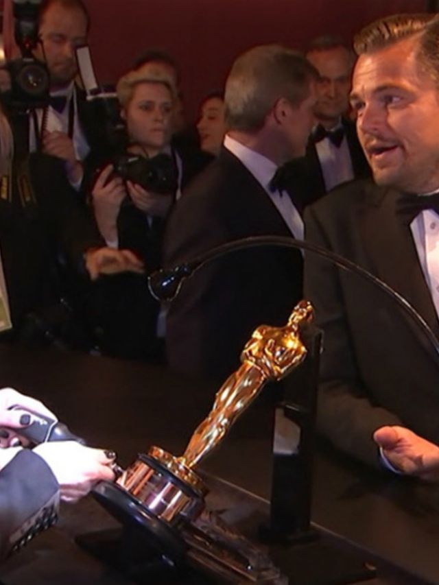 Zie-hier-hoe-Leonardo-DiCaprio-zijn-ALLEREERSTE-Oscar-laat-graveren-en-zo-blij-is