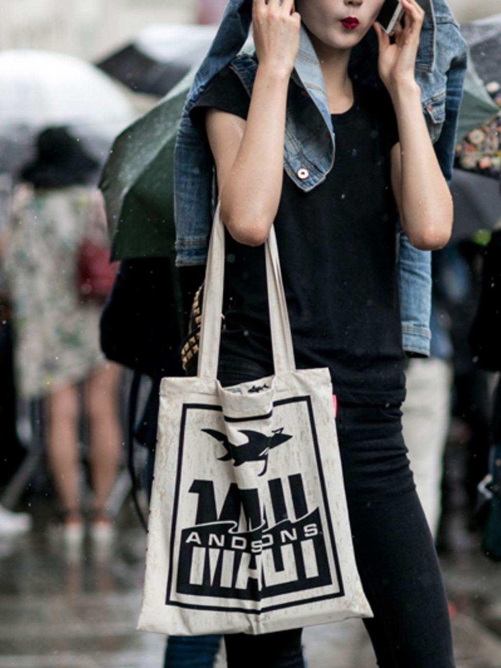 Bag, Street fashion, Denim, Fashion, Luggage and bags, Snapshot, Waist, Shoulder bag, Bracelet, Shopping bag, 