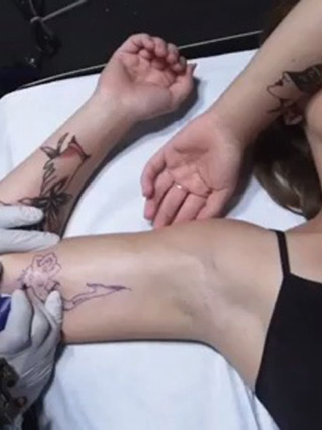 Deze-vrouw-liet-11-!-tatoeages-zetten-om-100-jaar-aan-tattoo-trends-te-laten-zien
