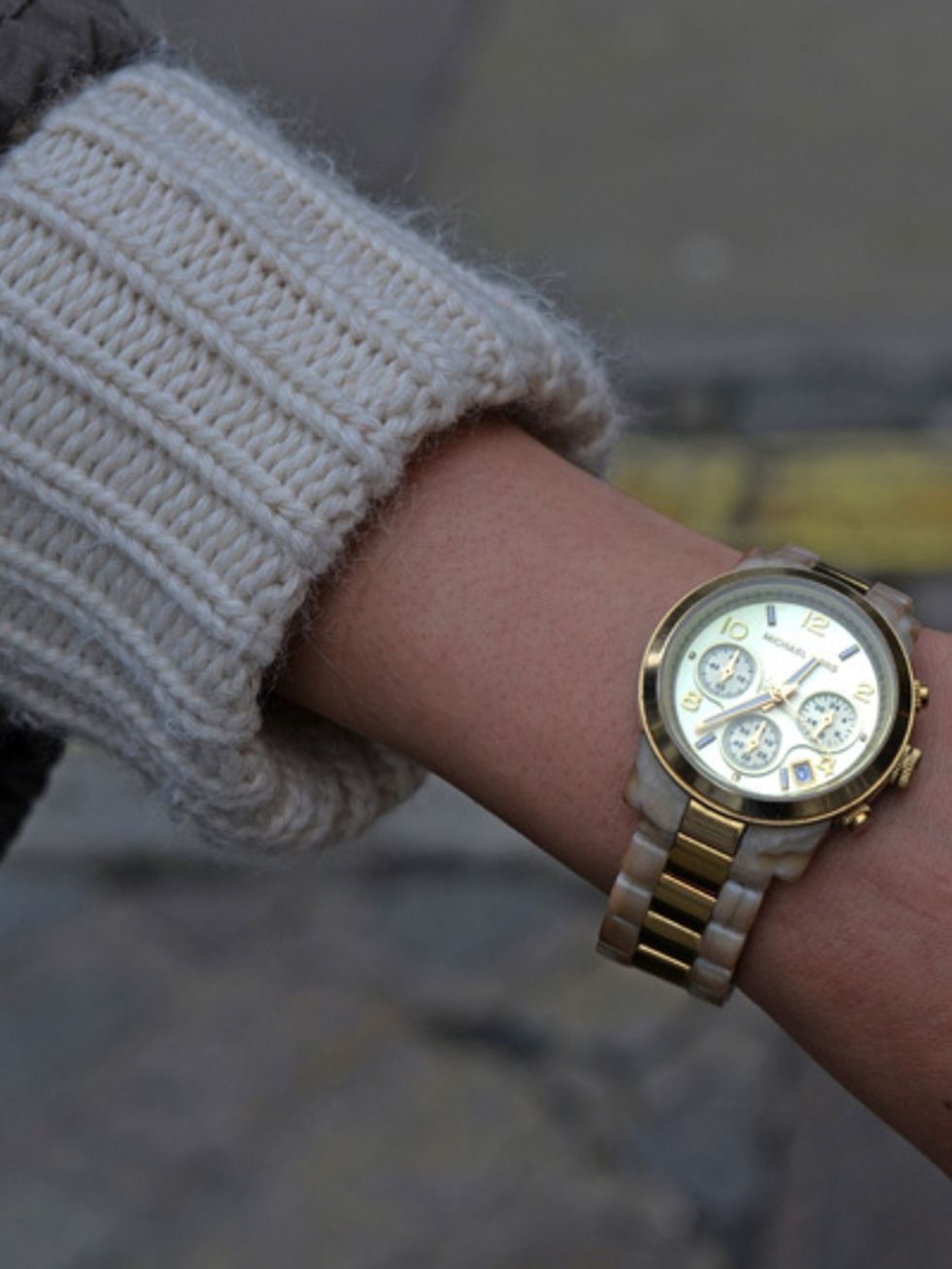 Finger, Analog watch, Wrist, Watch, Joint, Watch accessory, Metal, Beige, Everyday carry, Woolen, 