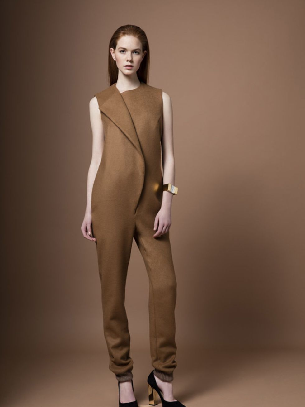 Brown, Sleeve, Shoulder, Human leg, Joint, Standing, Style, Waist, Knee, Fashion, 