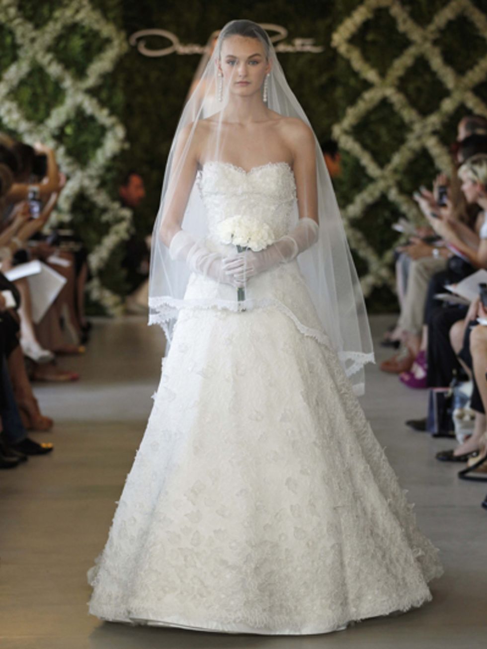 Sleeve, Shoulder, Bridal clothing, Dress, Joint, Bridal veil, Gown, Wedding dress, Formal wear, Veil, 